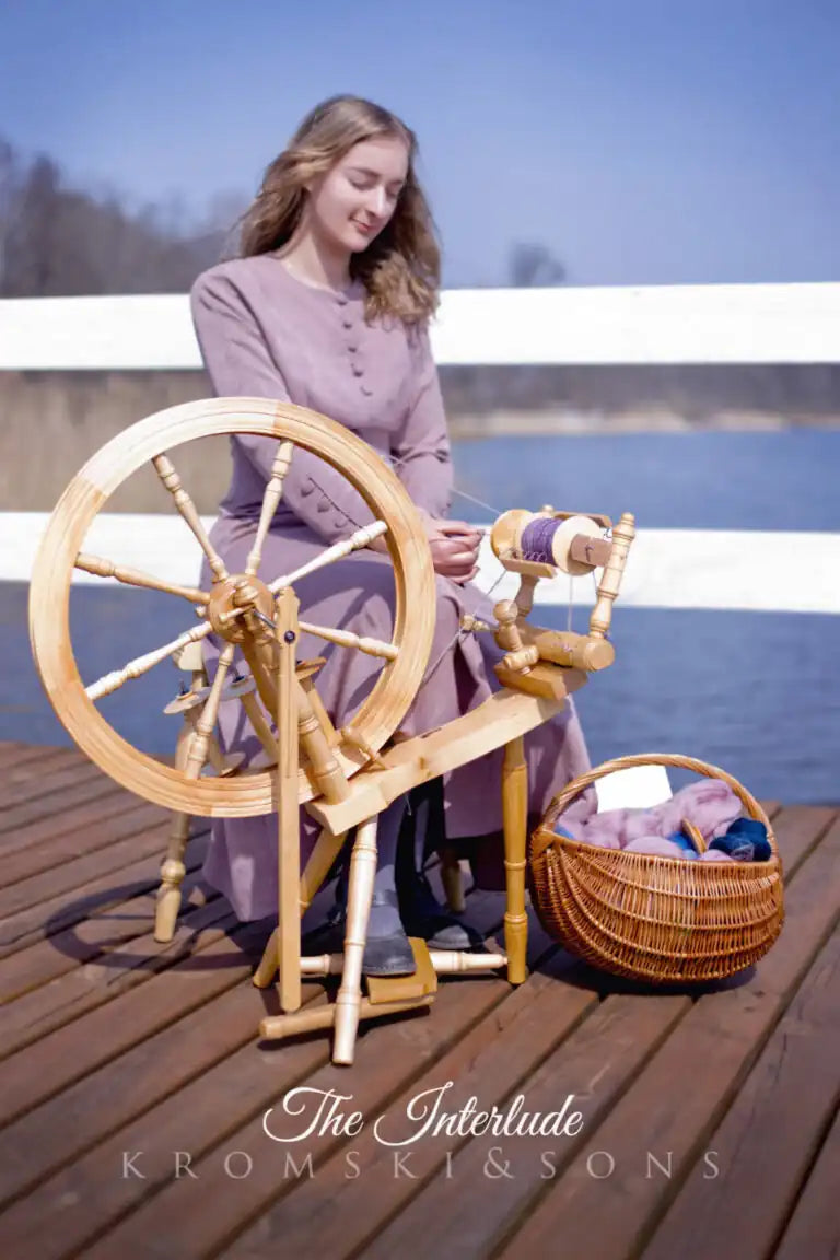 Frau spinnt mit Kromski Interlude Spinnrad auf Steg
