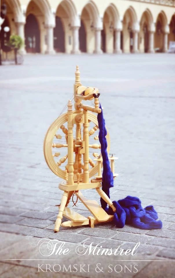 Kromski Minstrel Spinnrad aus Holz mit blauer Wolle im Freien