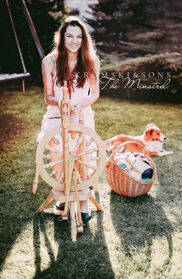 Kromski Minstrel Spinnrad im Garten mit Frau und Hund beim Spinnen