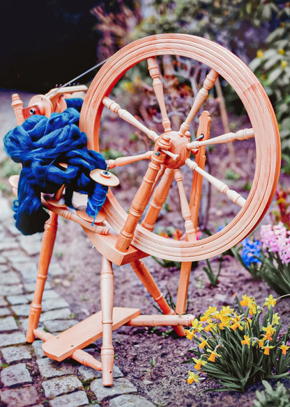 Kromski Prelude Spinnrad im Garten mit Wolle, natürliche Umgebung