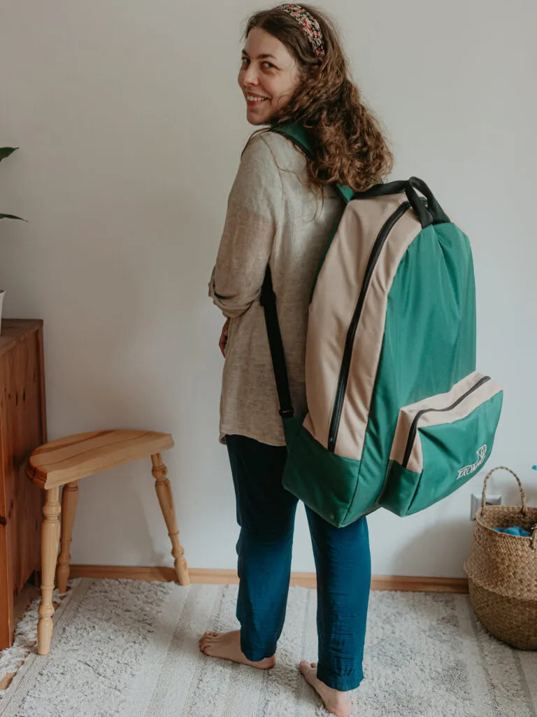 Frau mit Kromski Sonata Encore Rucksack lächelnd