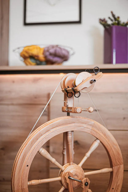 Detailansicht des Kromski Sonata Encore Spinnrads im Wohnzimmer mit violetter Deko