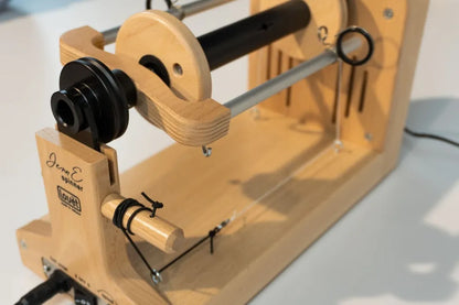 Louët Jenn-E E-Spinner Spulenaufnahme und Flyer-Mechanik – elektrisches Spinnrad aus Holz