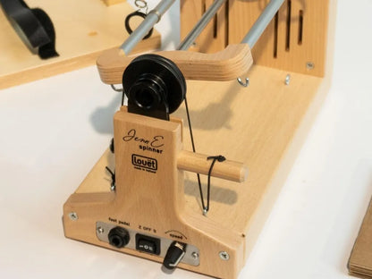 Louët Jenn-E E-Spinner Detailansicht Steuerung aus Holz – elektrisches Spinnrad Vorderseite