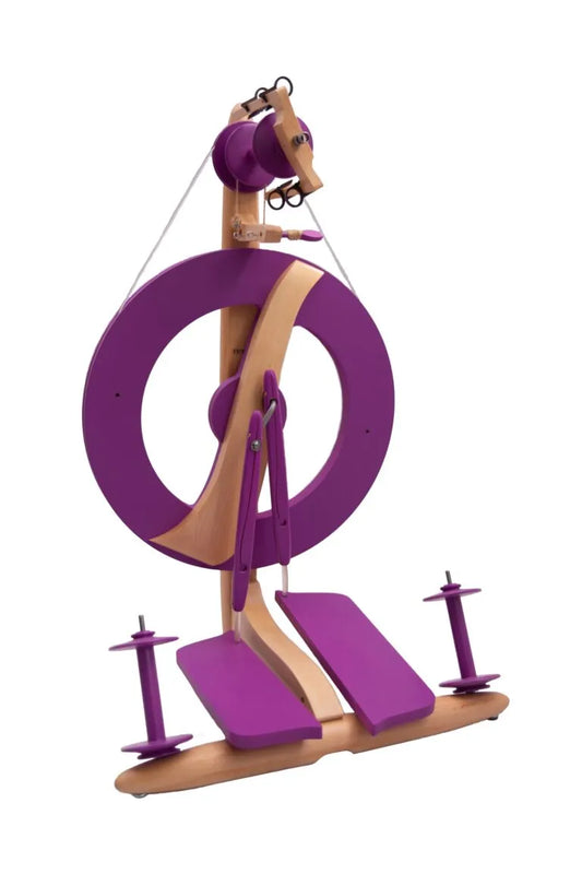 Produktbild des Fantasia Spinnrads in Royal Purple – kräftige Farbedition mit natürlichem Holzrahmen.
