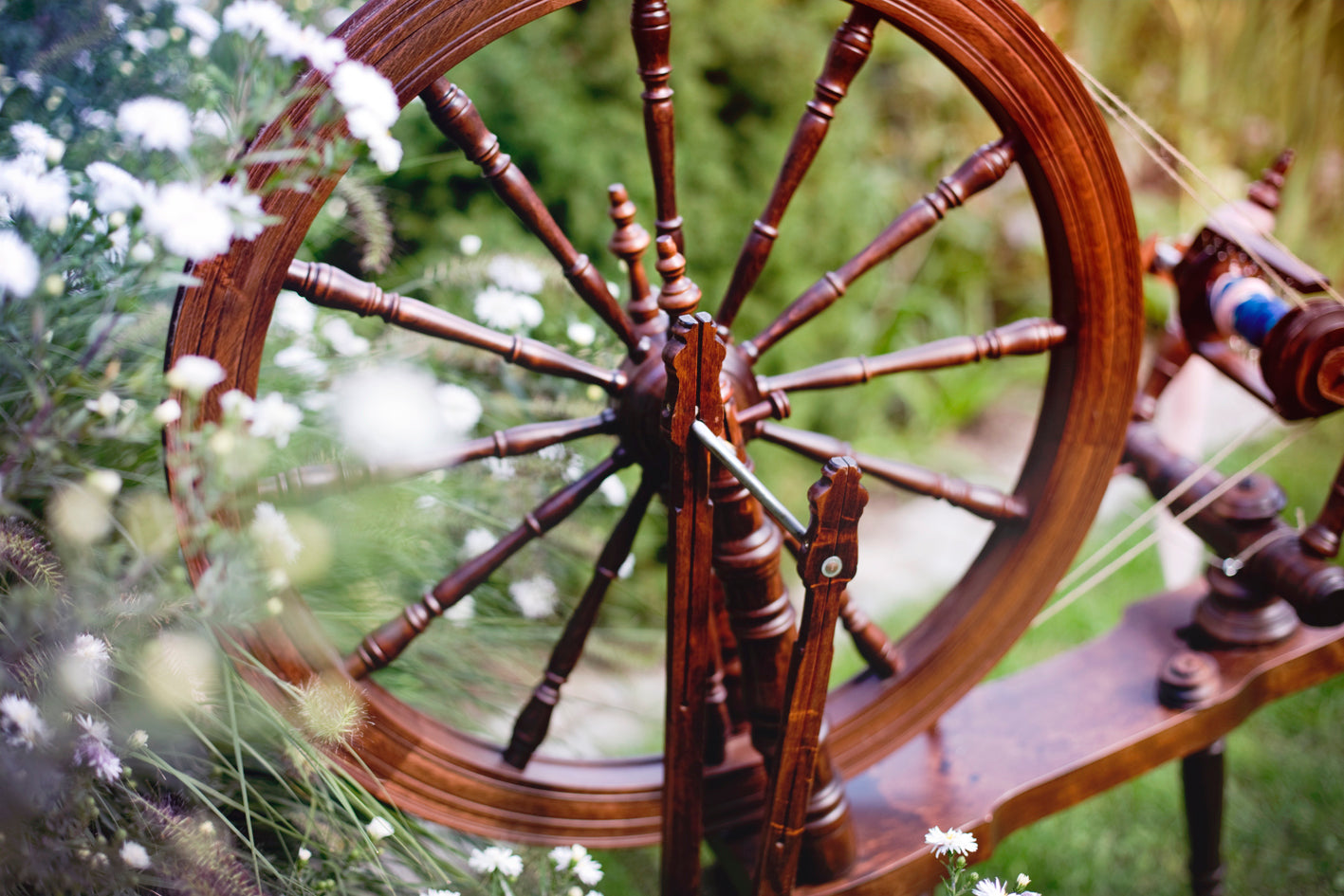 Kromski Symphony Spinnrad in einer Blumenwiese — klassisches Sachsenrad aus Erlholz und Birke